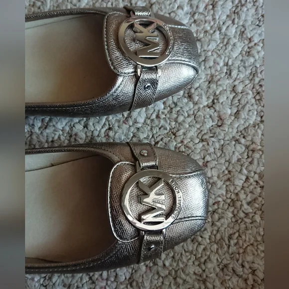 Michael Michael KORS "FULTON" Metallic SILVER MK logo Moccasins size 7M - Picture 6 of 12
